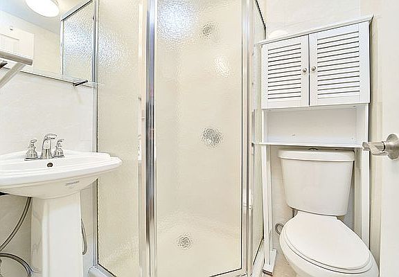 4th image of 247 Broome St #2F