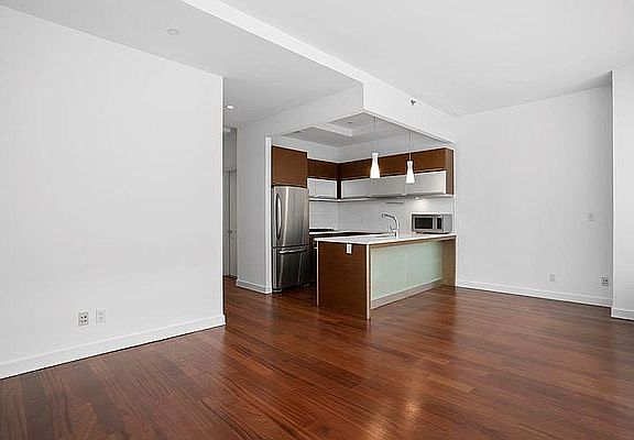 3rd image of 4117 Crescent St APT 6E
