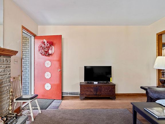 2nd image of 64 Lincoln Ave