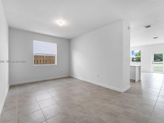 4th image of 2960 SE 23rd Ave