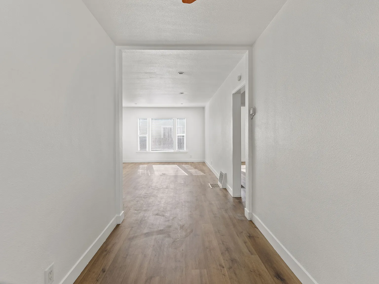 2 bed, 875 sqft, $2,400 — Photo 3