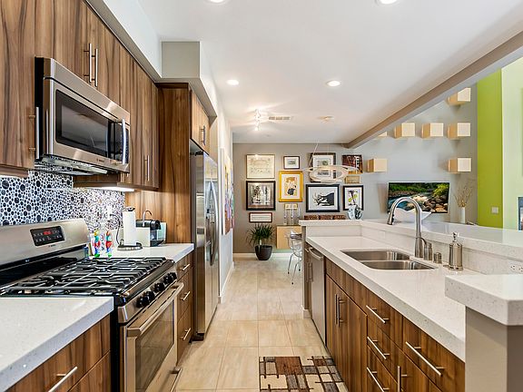3rd image of 905 Oceo Cir N