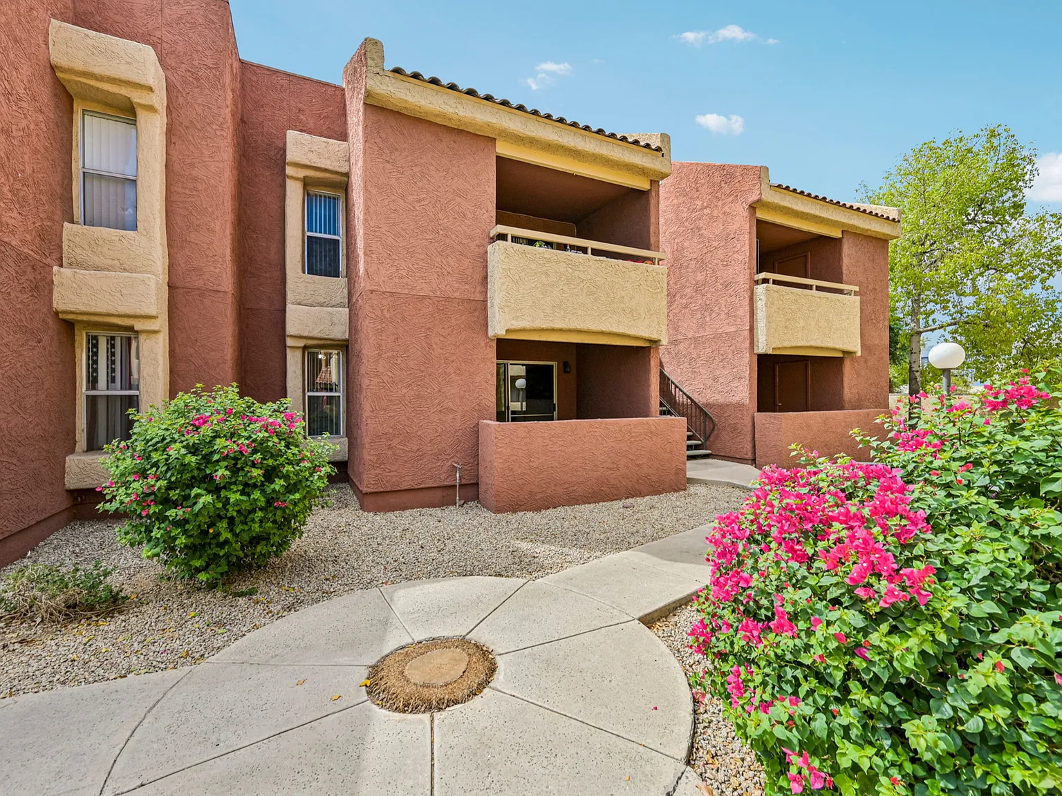 La Paloma Apartments — Photo 2