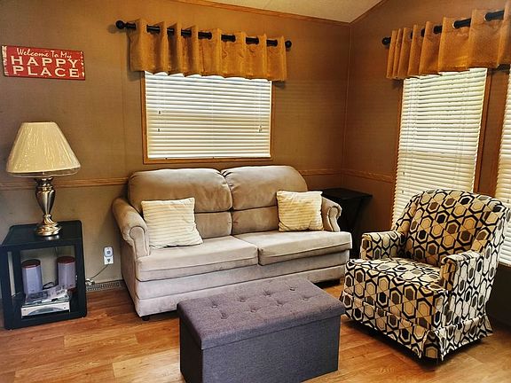 5th image of 124 E Meadow Cir