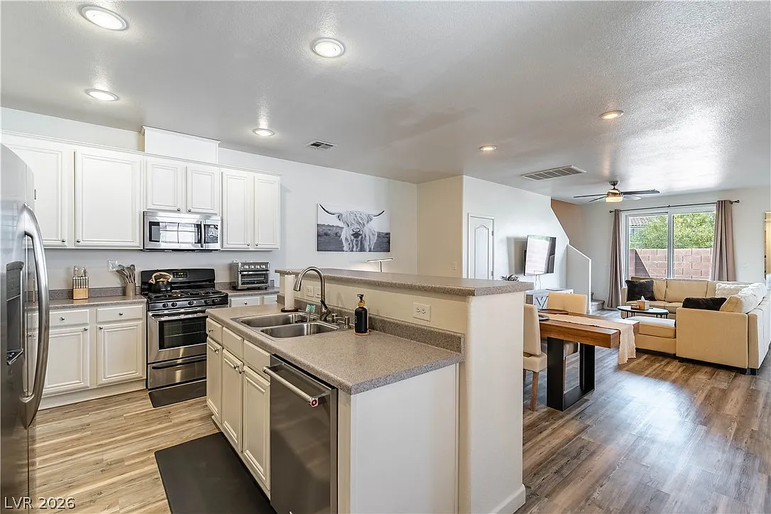 3 bed, 2.5 bath, 1705 sqft, $3,600 — Photo 2