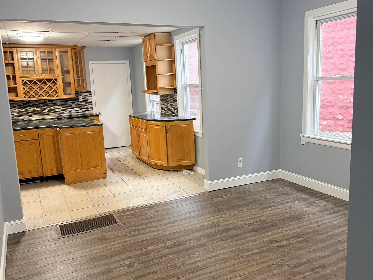 3 bed, 1300 sqft, $2,600 — Photo 3