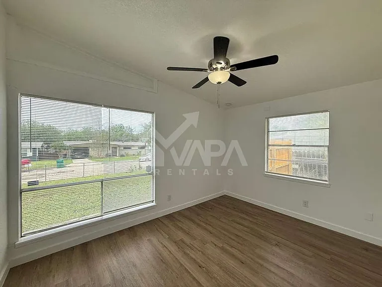 518 Jamaica Dr — Photo 13