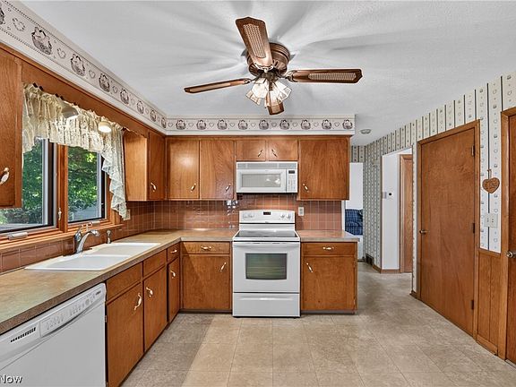 4th image of 52 Warren Ave