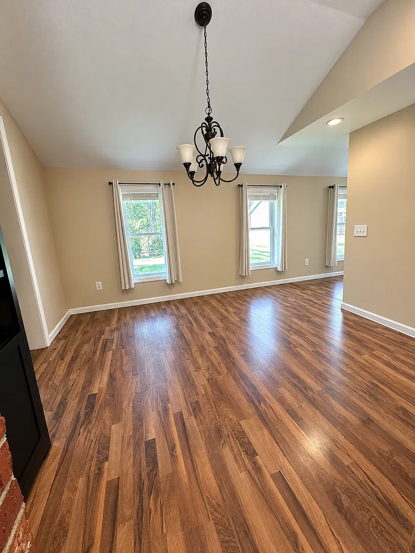 3 bedroom home with 2 car garage — Photo 4