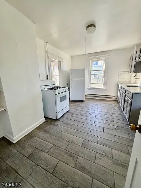 2 bed, 1.0 bath, $2,095 — Photo 3