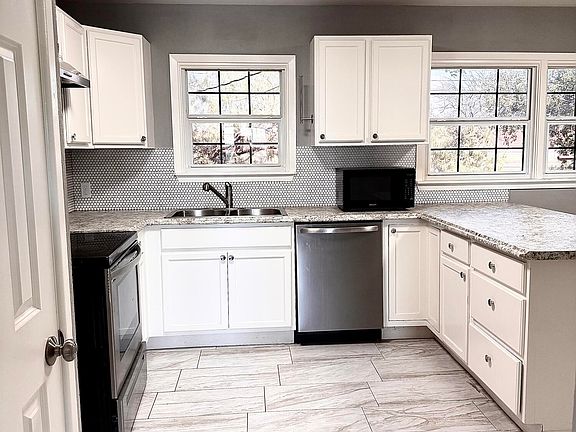 4th image of 2926 Field St