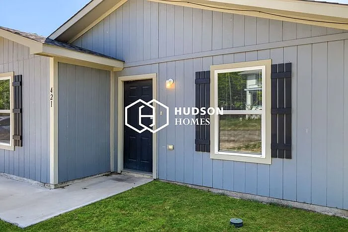 421 Meander St — Photo 3