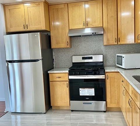 4th image of 249 Lee Ave