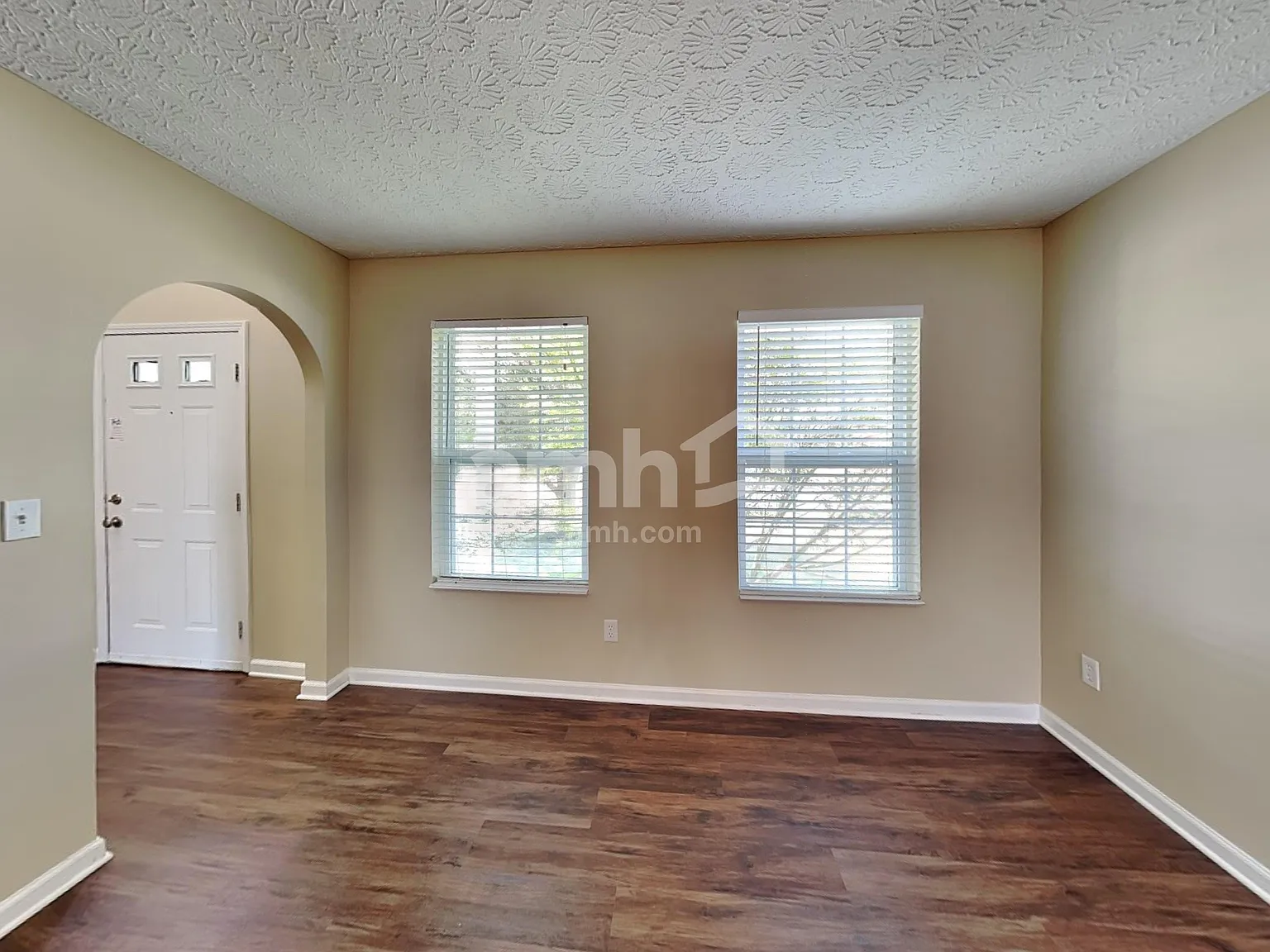4 bed, 2.5 bath, 2600 sqft, $2,850 — Photo 4
