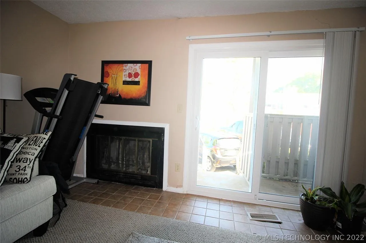 2 bed, 1014 sqft, $1,100 — Photo 4