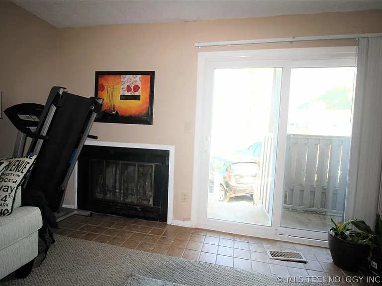 6722 S Lewis Ave — Photo 4