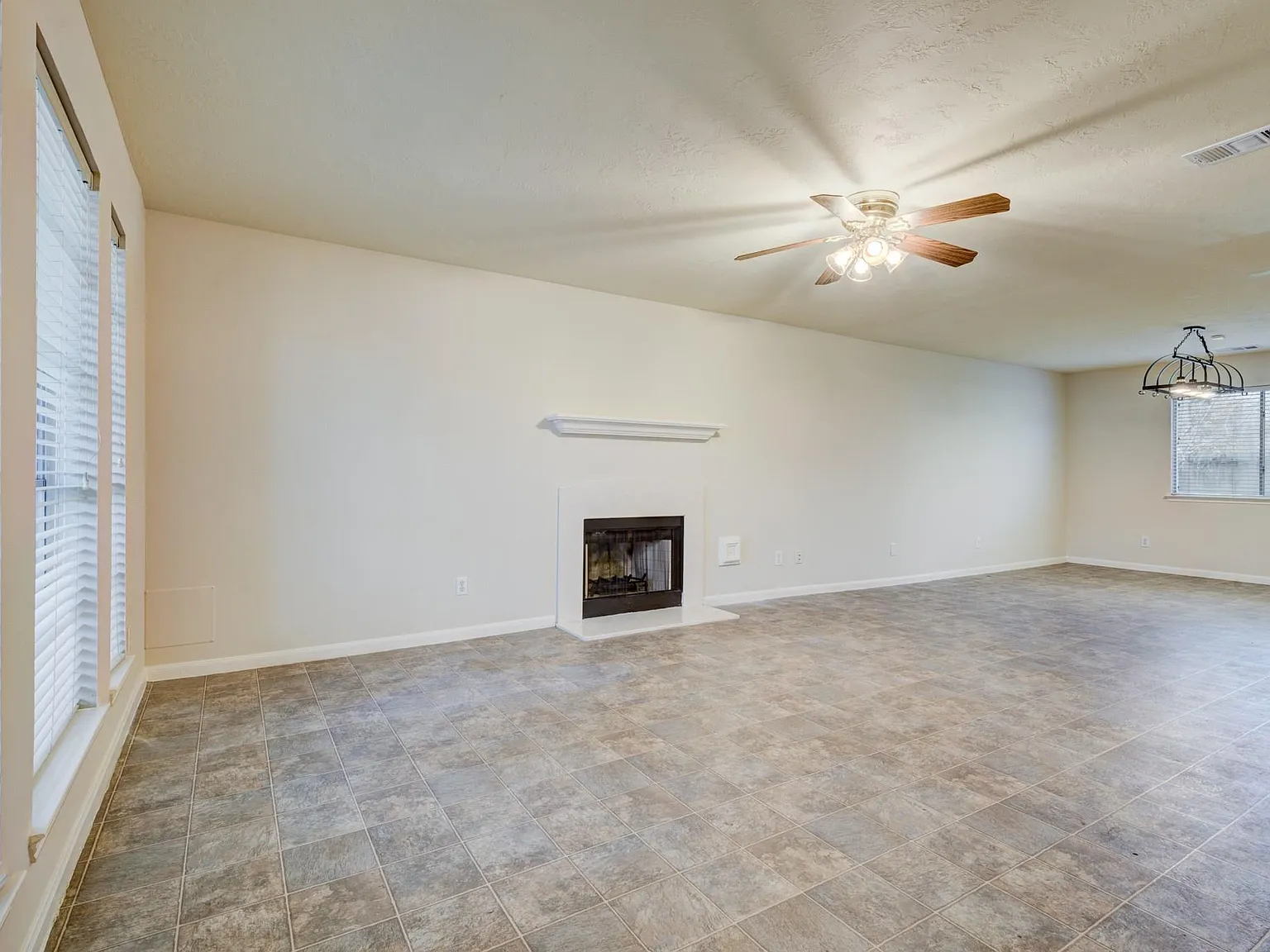 3 bed, 2.5 bath, 2166 sqft, $1,950 — Photo 3