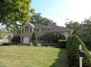 7 Edgefield Dr, Morris Plains, NJ 07950