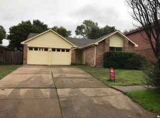 208 Caprock Dr, Arlington, TX 76018