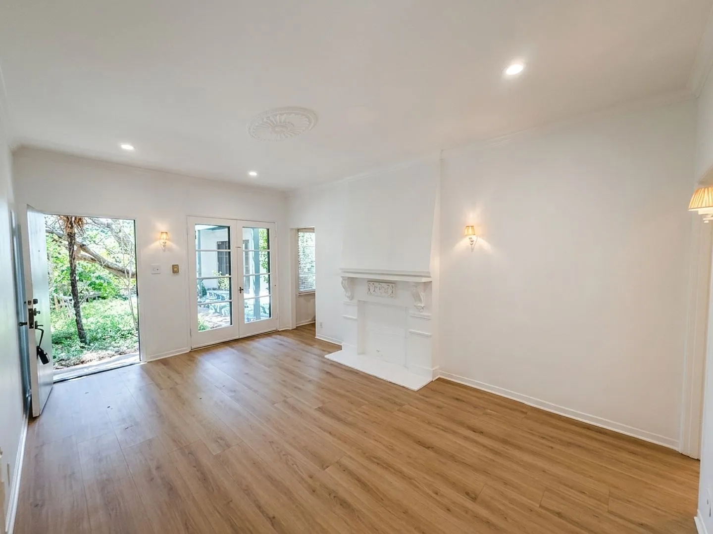 1+1 = Mintage Mediterranean Charm with Modern Updates - Plank Floors, a/c, Decorative Fireplace — Photo 2