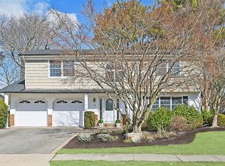 27 Griggs Dr, Greenlawn, NY 11740