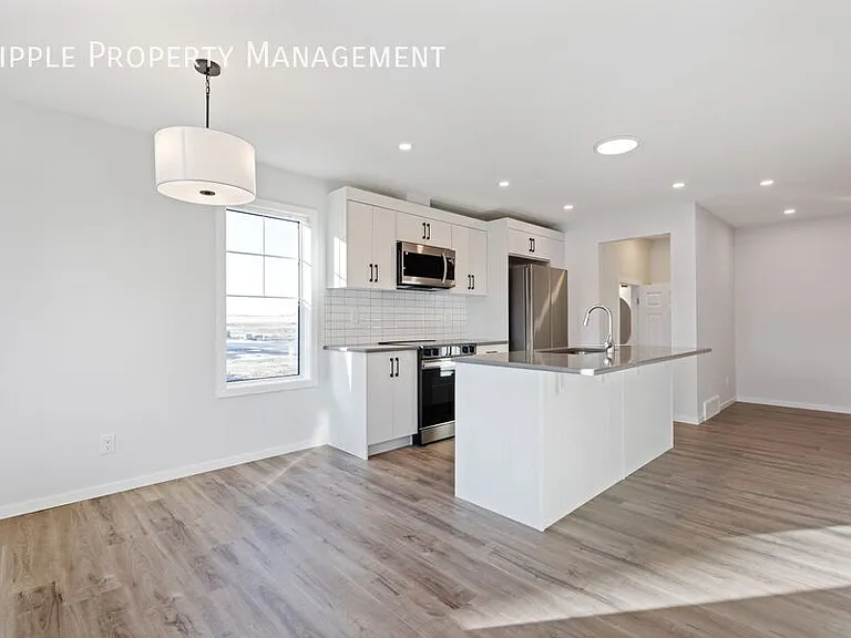 1055 Southwinds Grn SW — Photo 3