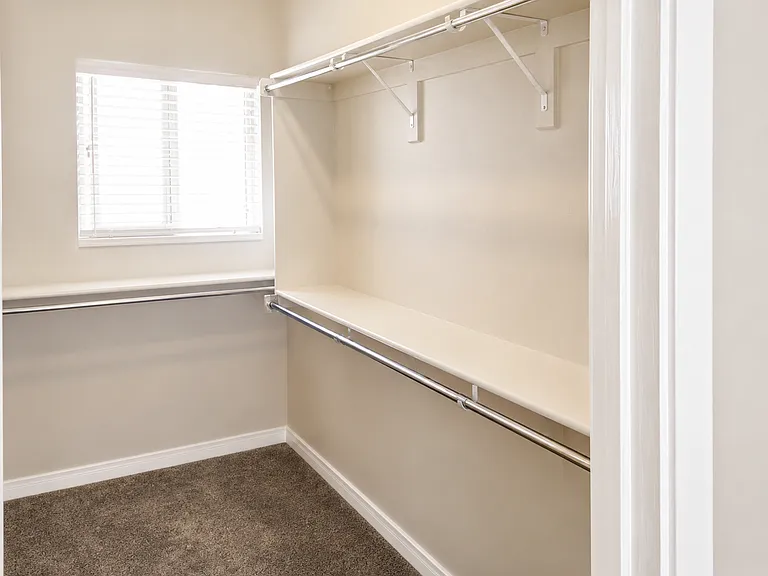 828 E Stratford Ave — Photo 10