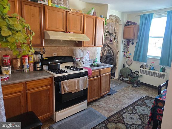 2nd image of 2711 Unruh Ave