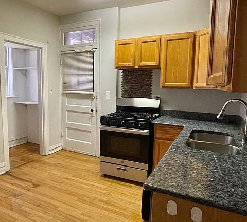 4th image of 3915 N Southport Ave APT 1E