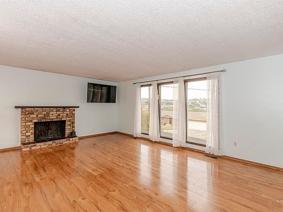 2nd image of 2909 Meadowlark Dr