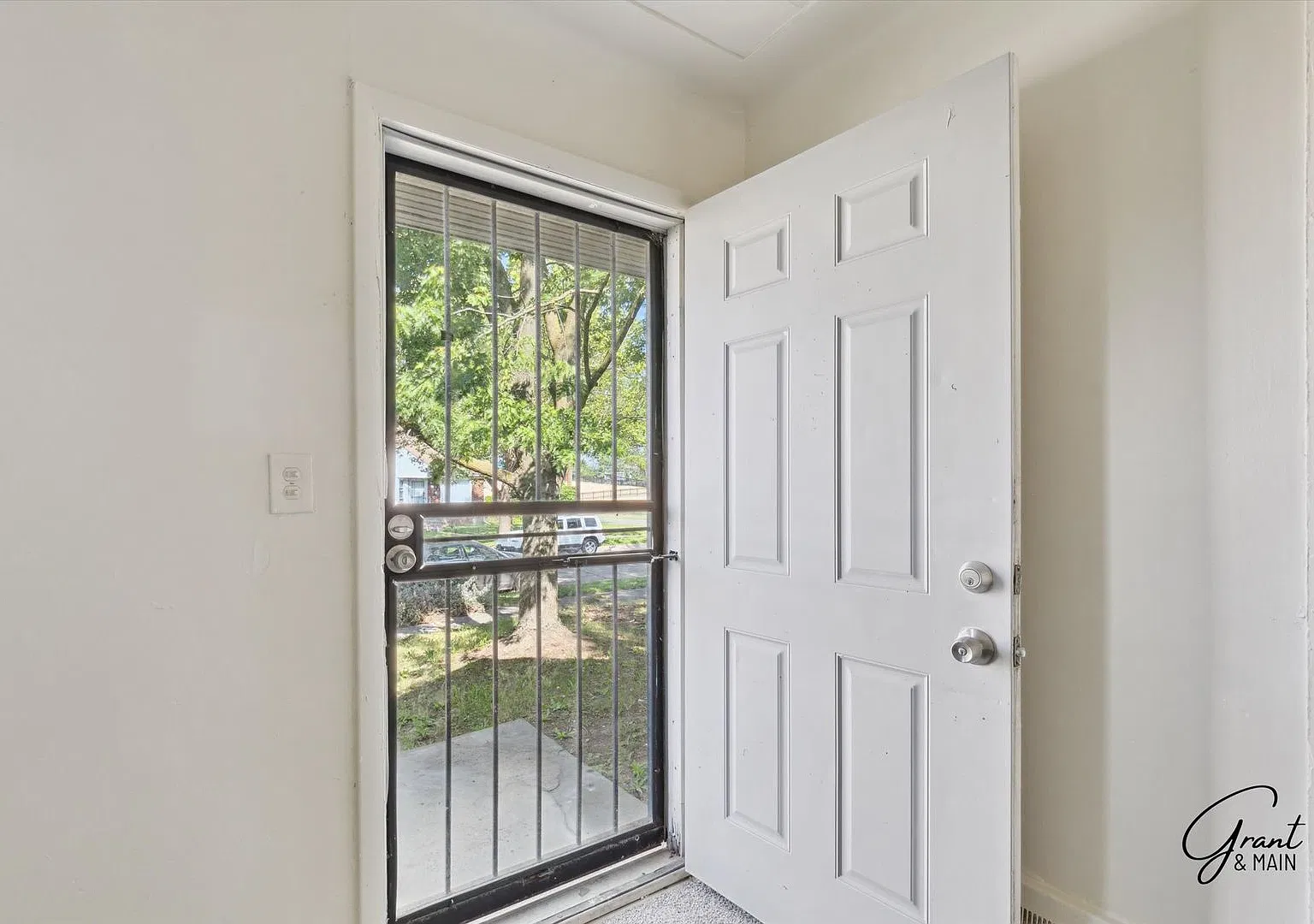 $1200 3 bedroom bungalow — Photo 2