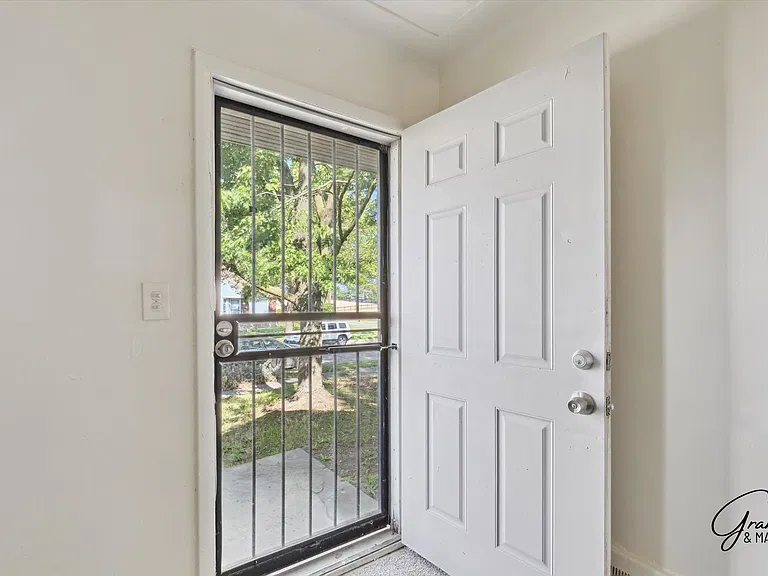 9108 Archdale St — Photo 2
