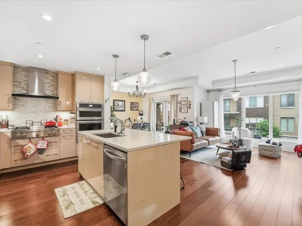 150 Henley Pl APT 210, Weehawken, NJ 07086