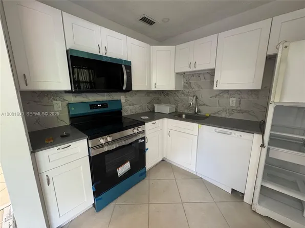 700 Layne Blvd APT 115, Hallandale Beach, FL 33009