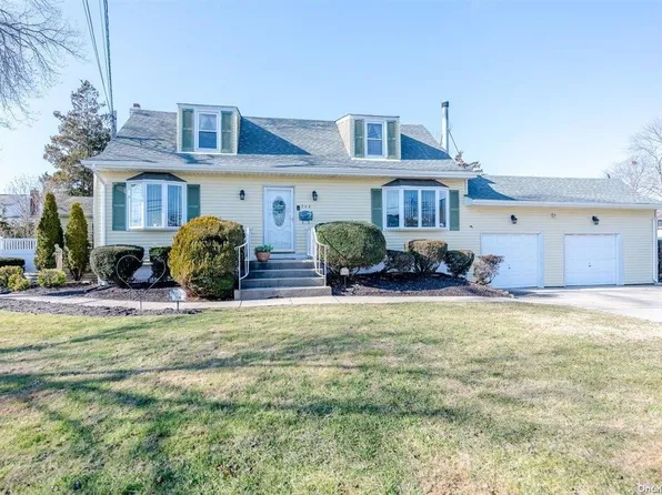 708 Milligan Lane, West Islip, NY 11795