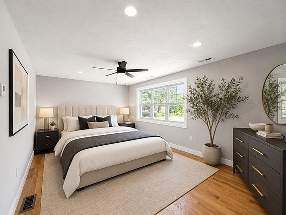 3rd image of 811 Main St #2