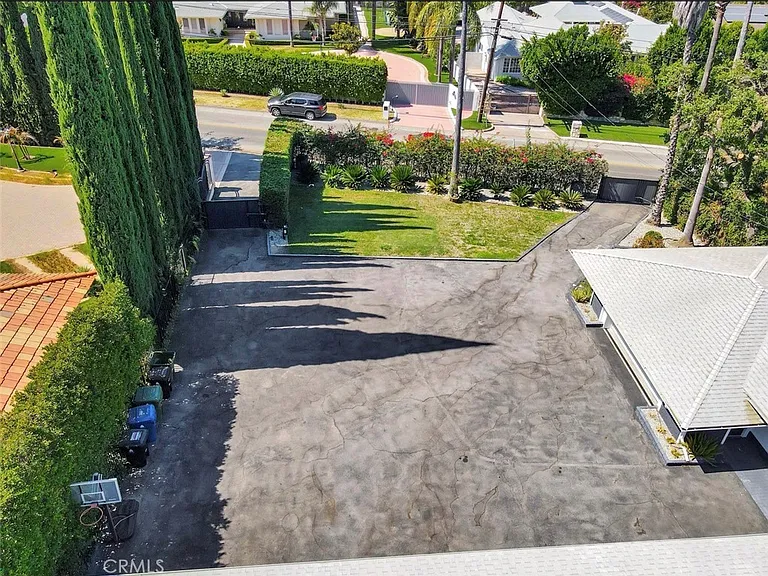 4450 Hayvenhurst Ave — Photo 23
