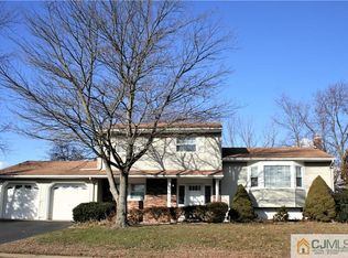 25 Creamer Dr, Sayreville, NJ 08872