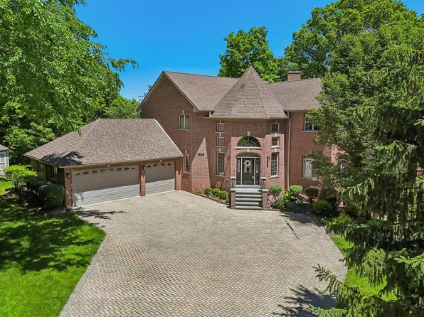 1551 Thorneberry Ct, Libertyville, IL 60048