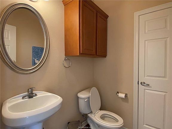4th image of 305 Holleman Dr #503