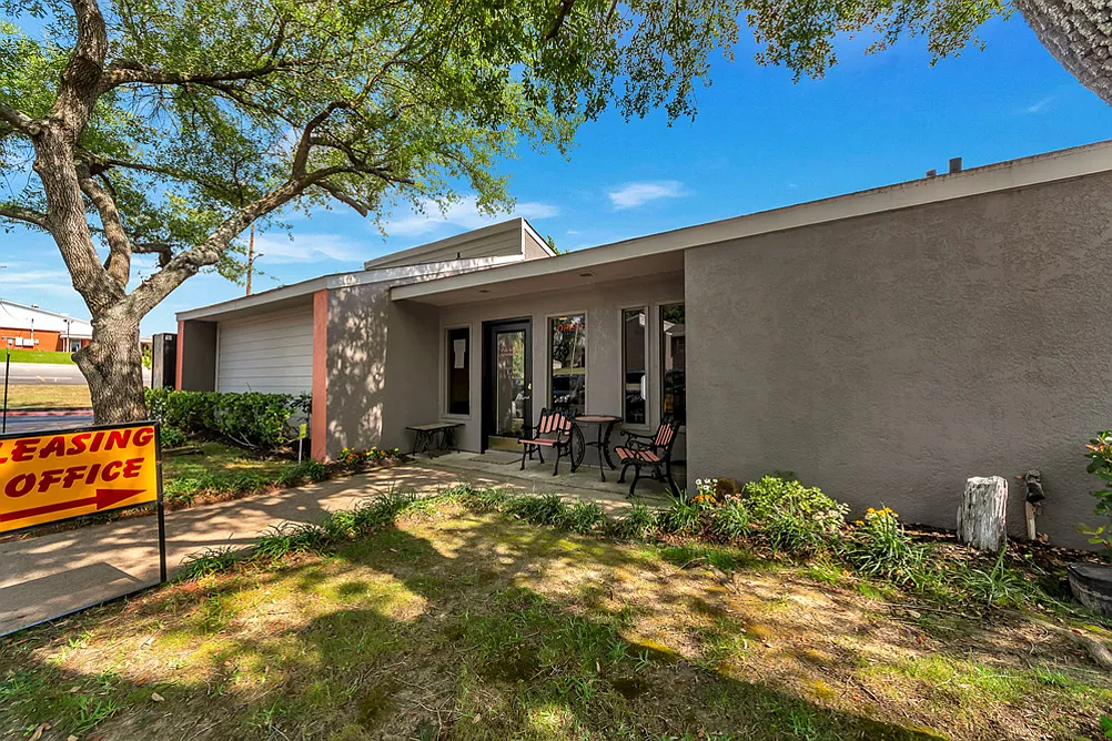 Oak Manor Apartments — Photo 1