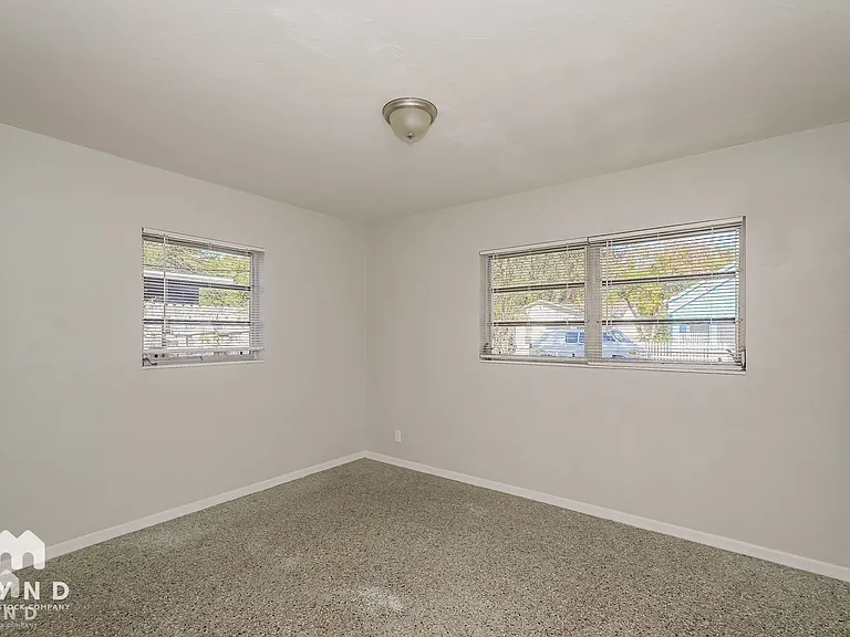 1505 E Genesee St — Photo 13