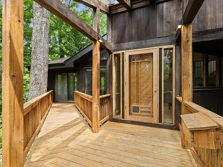 1424 Bradford Dr — Photo 3