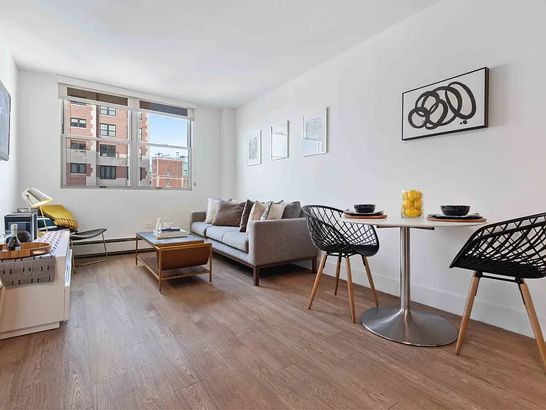 Living area with views of the lovely Lakeview neighborhood