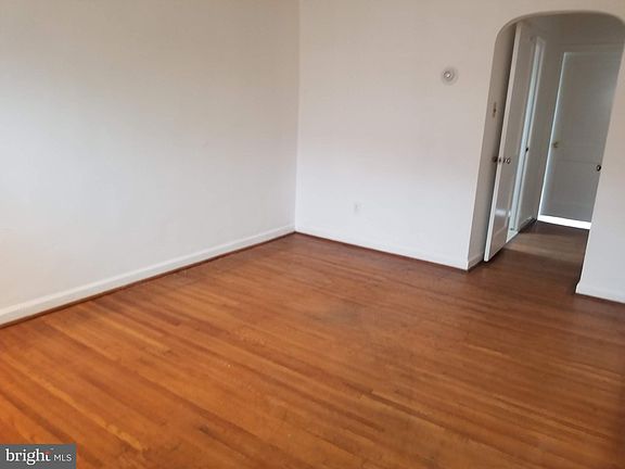 4th image of 5827 Dickens Ave