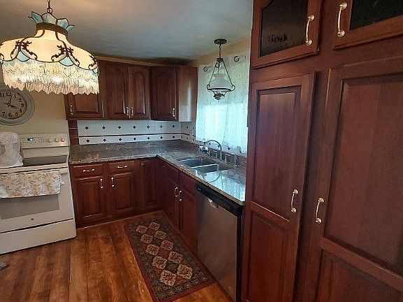 4th image of 140 Marion Pl