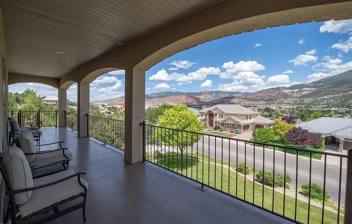 7 bed, 6.5 bath, 7800 sqft — Photo 4