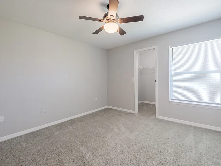 Royal Point Apartments — Photo 39