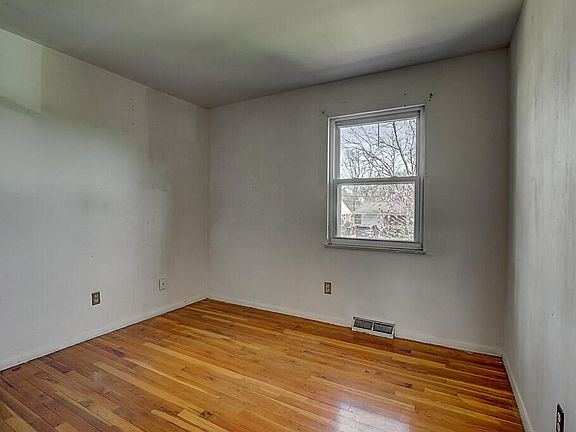 5th image of 667 Mimosa Ct