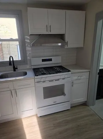 242 Lawrence Ave — Photo 10